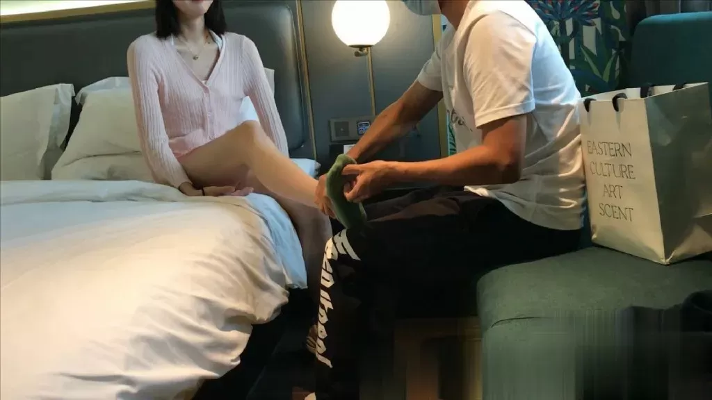 20岁的素人大学生体验船袜裸足TK2.webp
