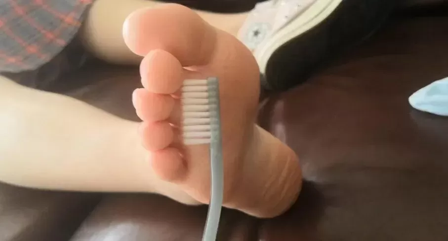 【大神原创】高颜值妹子的帆布美脚挠玩，非常怕痒6.webp