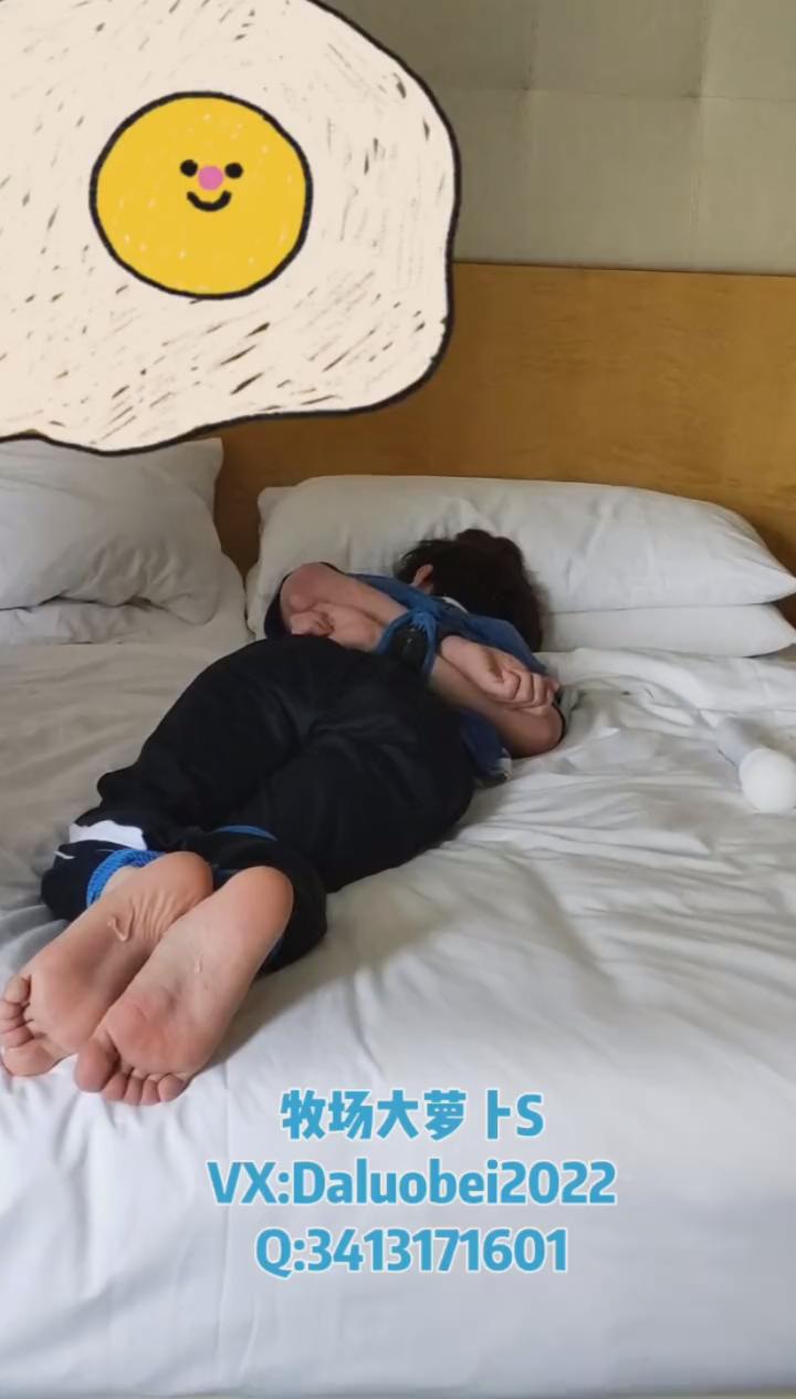 反绑小男生，狂刷大脚板.MP4_20260303_121707697.jpg