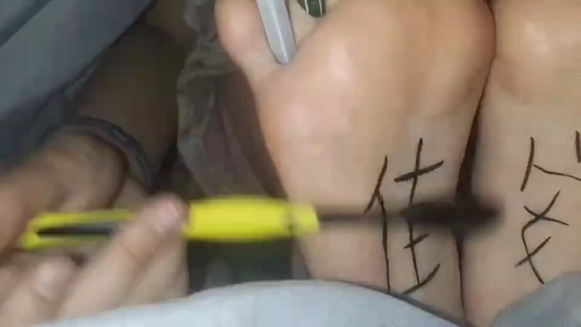 每一根脚趾缝都塞满笔铅笔-不知名自挠.mp4_snapshot_01.35.464.webp