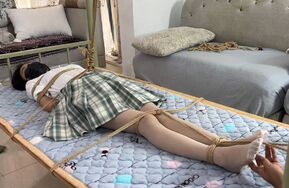 【红豆】睡觉也不得安稳 刚绑好睡着就被一直挠脚丫